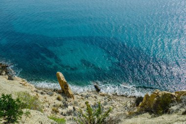 Sakin mavi deniz dalgaları uçurumdan metin için yer ile görüldü olmadan