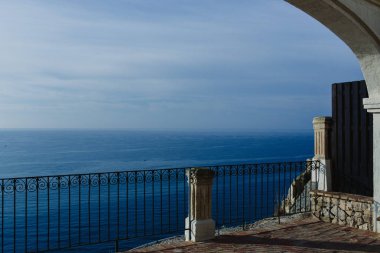 Sakin mavi deniz dalgaları uçurumdan metin için yer ile görüldü olmadan