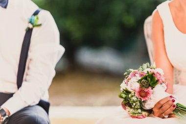 Çift aşık doğal bir görünüm ile sarılma