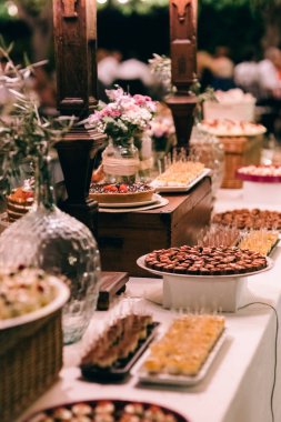 Çikolata tatlılar ve baubles ile dolu bir düğünde