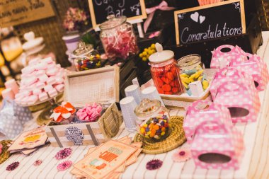 Çikolata tatlılar ve baubles ile dolu bir düğünde