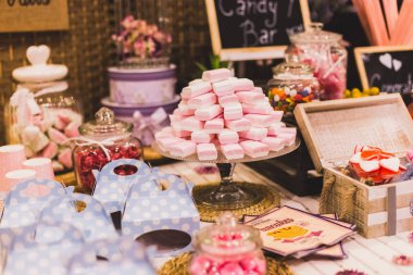Çikolata tatlılar ve baubles ile dolu bir düğünde