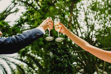 Bir düğünde içki içiyorum