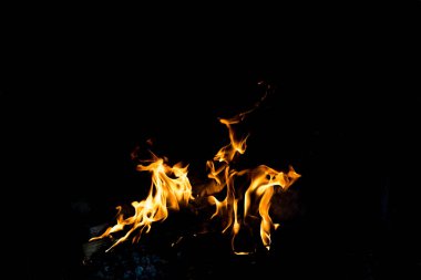 Kırmızı ve sarı Barbekü yangında alevler.