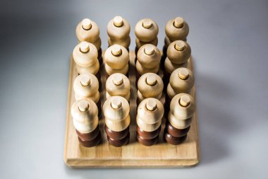 Çocuk evde matematik alanında öğrenmek için Ahşap oyuncaklar