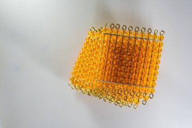 Turuncu boncuk ve saymak öğrenmek için inci ve çocuk evde matematik