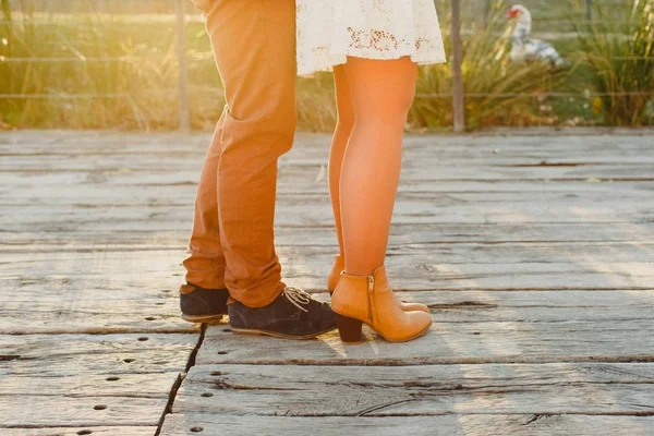 Pareja Amantes Con Zapatillas Verdes Pantalones Vaqueros Pie — Foto de Stock