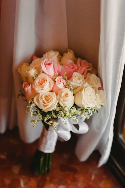 Renkli ve doğal gelin buketi