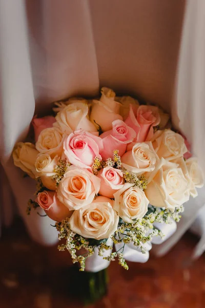 Renkli ve doğal gelin buketi