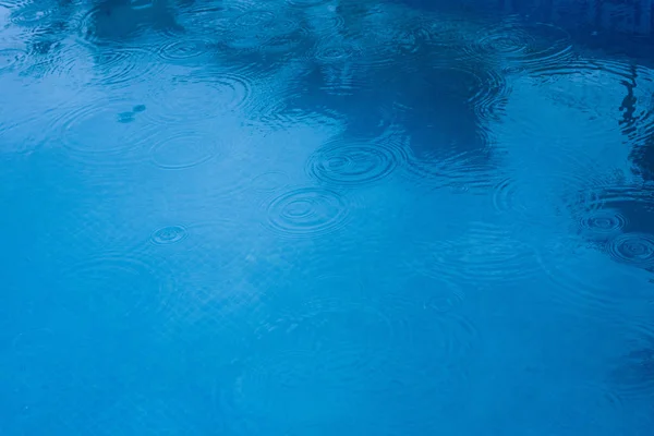 Gotas Lluvia Cayendo Sobre Una Piscina Lago Azul —  Fotos de Stock