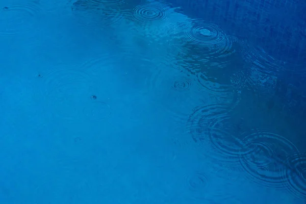 Krople Deszczu Spadające Basen Lub Niebieski Jezioro — Zdjęcie stockowe