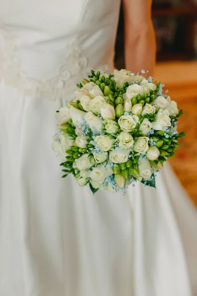 Svatební Kytice Držení Ruce Její Svatbě — Stock fotografie