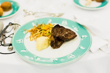 Bir olay veya düğün sırasında ana yemek