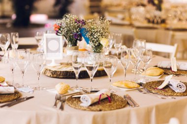 Çatal bıçak takımı ve vintage ayrıntıları içeren bir düğün centerpieces dekorasyon.