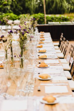 Çatal bıçak takımı ve vintage ayrıntıları içeren bir düğün centerpieces dekorasyon.