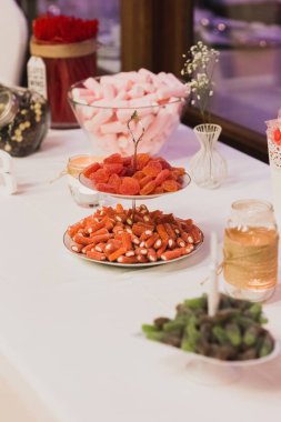 Çikolata. Lezzetli tatlı büfesi çörekler ve jöle fasulye ile