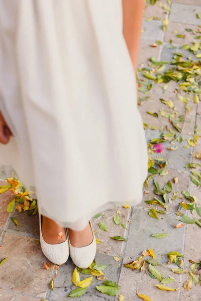 Sepatu Pengantin Pernikahannya Mengenakan Kaki Pengantin Wanita — Stok Foto