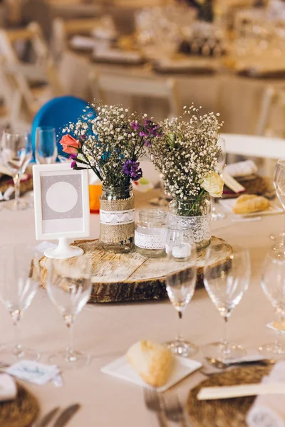 Decoración Los Centros Mesa Una Boda Con Los Cubiertos Detalles — Foto de Stock