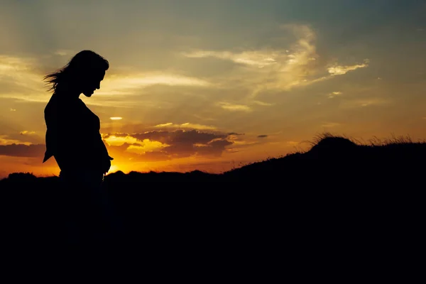 Zdjęcia Brzucha Dla Kobiet Ciąży Przyrodzie Naturalnego Tła Podświetlania Zachodzie — Zdjęcie stockowe