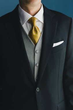 zarif kravat ile takım elbise