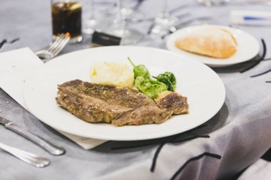 Bir olay veya düğün sırasında ana yemek