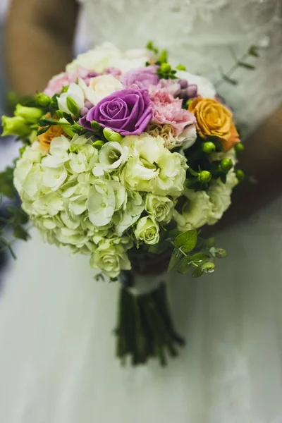 Buquê Noiva Realizada Por Ela Com Mãos Seu Casamento — Fotografia de Stock