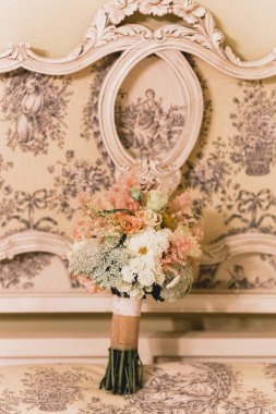 Bir düğün için renkli izole gelin buketi