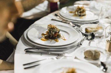 Bir olay veya düğün sırasında ana yemek