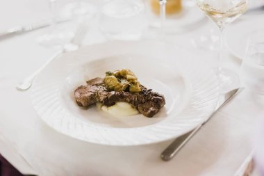 Bir olay veya düğün sırasında ana yemek