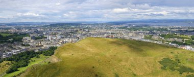 Edinburgh şehir tepenin üstünden genel bakış