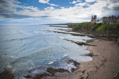 Kayalıklarla okyanus ve mavi denizin yakınında kayalar ile doğal görünümü