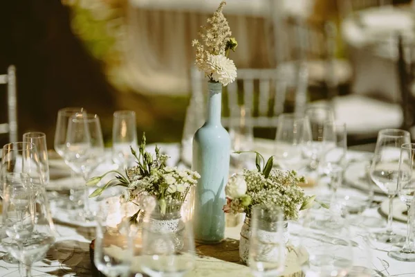 装饰与餐具和葡萄酒的细节婚礼的装饰品 — 图库照片