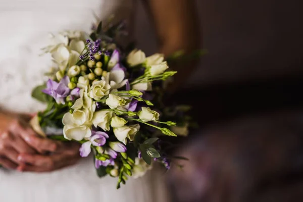 Bouquet Sposa Tenuto Lei Con Mani Suo Matrimonio — Foto Stock