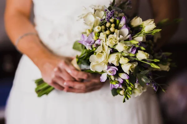 Brautstrauß Den Sie Bei Ihrer Hochzeit Mit Den Händen Hält — Stockfoto
