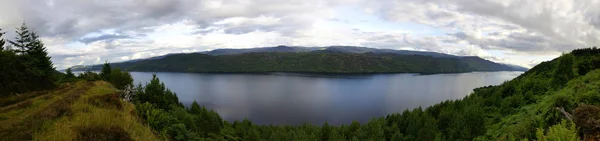 Lac Bleu Milieu Bois Tranquilles Pour Détendre Avec Calme Vacances — Photo