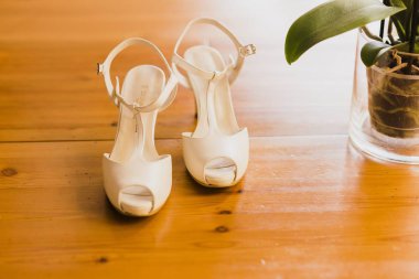 Bir odada izole onların düğün düğün ayakkabıları