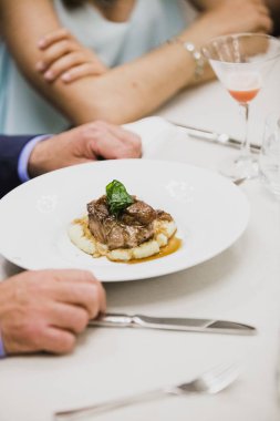 Bir olay veya düğün sırasında ana yemek