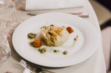 Bir olay veya düğün sırasında ana yemek