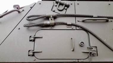 Eski savaş tankı, emekli askeri tank ile çelik levhalar