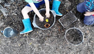 çocuklar ile oynarken su çamur ve çimen eğleniyor kırsal