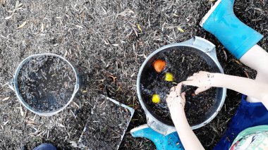 çocuklar ile oynarken su çamur ve çimen eğleniyor kırsal