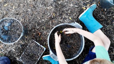 çocuklar ile oynarken su çamur ve çimen eğleniyor kırsal