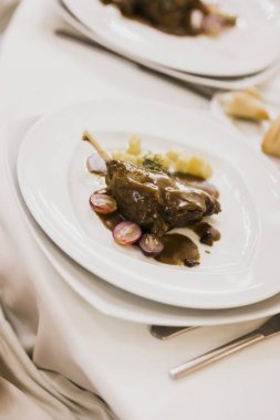 Bir olay veya düğün sırasında ana yemek