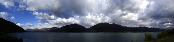 Lago Azul Entre Florestas Tranquilas Para Relaxar Com Calma Férias — Fotografia de Stock