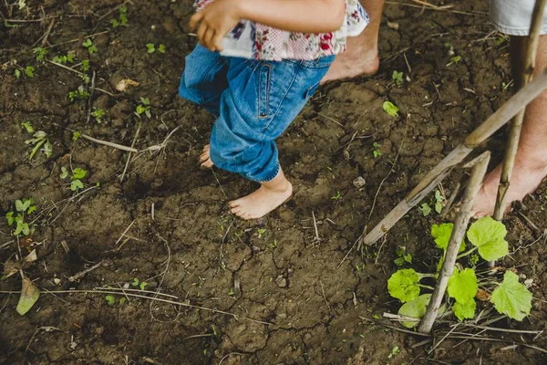Γυμνά Πόδια Παιδιά Παίζοντας Στη Λάσπη — Φωτογραφία Αρχείου