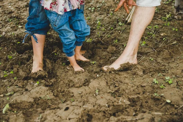 Γυμνά Πόδια Παιδιά Παίζοντας Στη Λάσπη — Φωτογραφία Αρχείου
