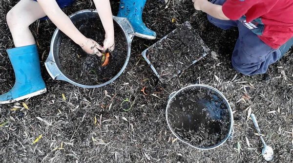 Kinder Spielen Mit Wasserschlamm Und Gras Auf Dem Land Und — Stockfoto