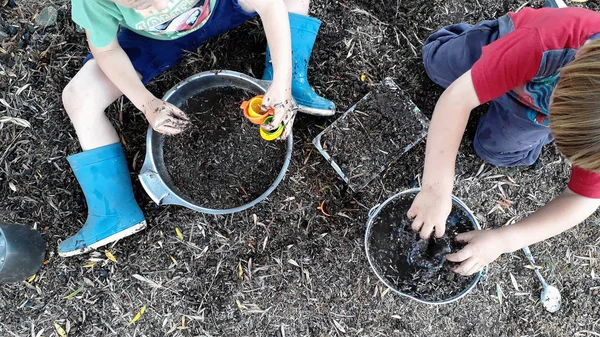 Kinder Spielen Mit Wasserschlamm Und Gras Auf Dem Land Und — Stockfoto