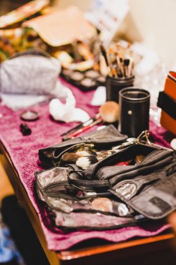 Kozmetik ayarla, kaptırdın, rujlar, fırçalar, allık paleti.