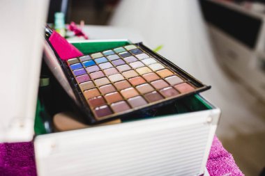 Kozmetik ayarla, kaptırdın, rujlar, fırçalar, allık paleti.